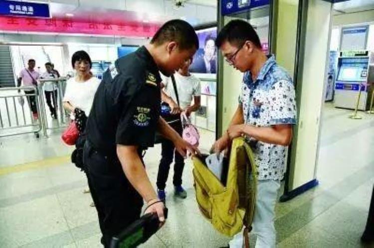 地铁安检员有权利检查包吗「武汉地铁的安检员要求开箱检查他们有权利这么做吗」