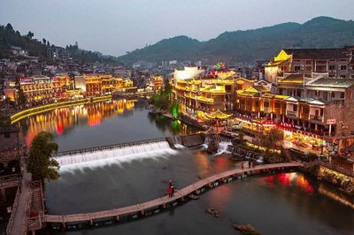 ​凤凰古城夜景被赞“仙境”，平遥古城晚上黑灯瞎火：南北差距？