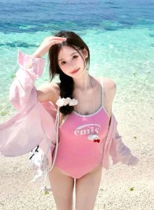 ​极品美女，身材高挑苗条，性感不已，貌美肤色魅力十足