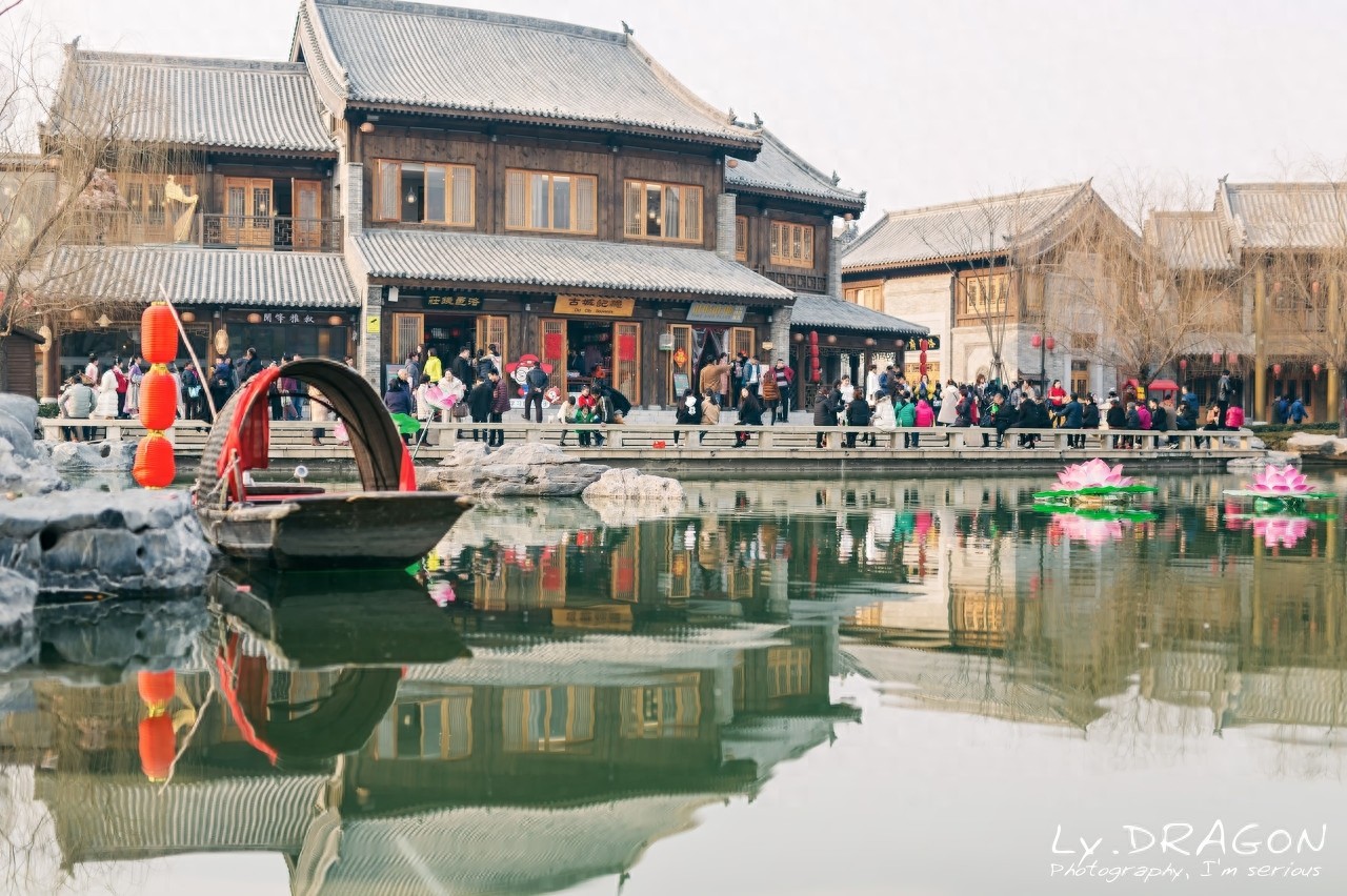 洛邑古城位于河南省洛阳市老城区，是集游、玩、吃、住、购于一体