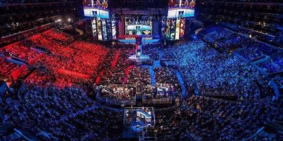 游戏圈模范情侣:PDD和女友相爱10载,YJJ、女流女神节合伙消失