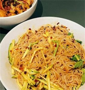 最拿手的拌冷面终极教程来啦,酸甜香辣口感十足,真想吃一夏天