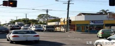 ​黄灯最后一秒前轮过线然后开了过去，交通信号灯黄灯可以通行吗