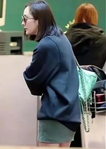 ​驼背、脖子前伸，缩肩膀、唯唯诺诺，这10位女星不驼背好看多了