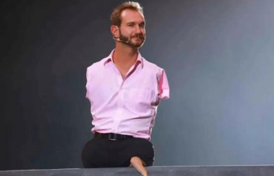 ​1982年，那个天生没有四肢的澳大利亚男子尼克·胡哲，后来怎样了