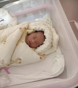 ​如何正确包裹新生儿：安全舒适的襁褓指南