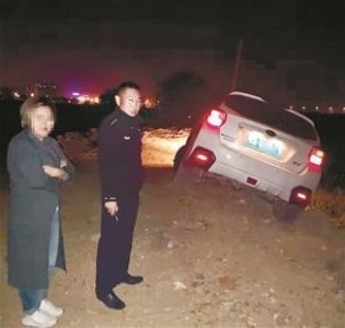 ​太坑！女司机导航开车翻进鱼塘