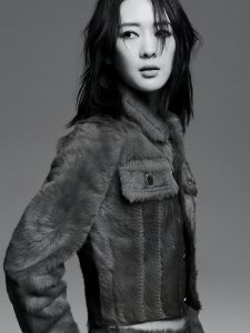 ​36岁童瑶首试新风格，真空上阵露美背，酷飒短发挑战中性风