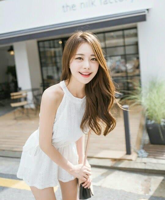 她是电竞第一女玩家, 身材一流，美得宅男舔屏