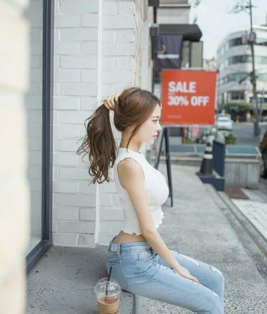 她是电竞第一女玩家, 身材一流，美得宅男舔屏