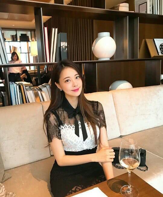 她是电竞第一女玩家, 身材一流，美得宅男舔屏