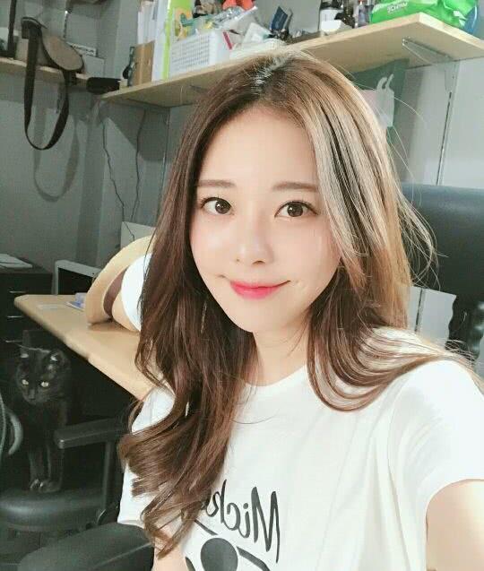 她是电竞第一女玩家, 身材一流，美得宅男舔屏