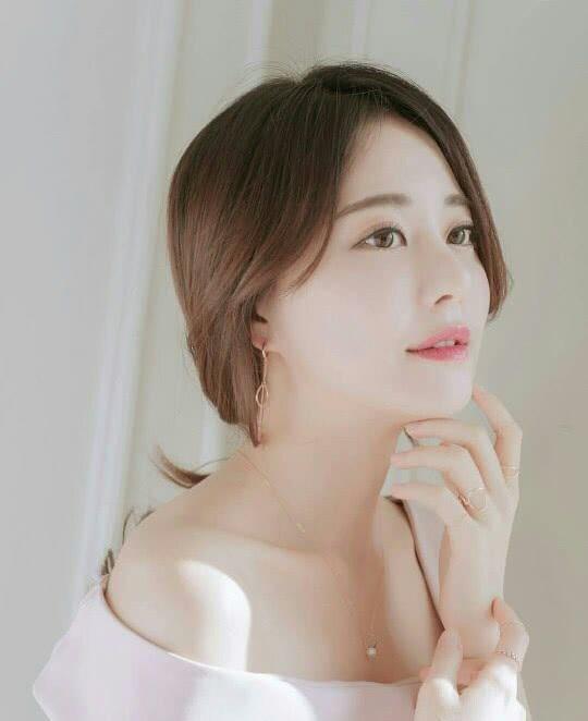 她是电竞第一女玩家, 身材一流，美得宅男舔屏