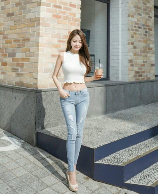 她是电竞第一女玩家, 身材一流，美得宅男舔屏