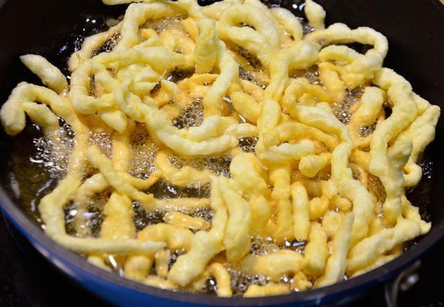 教你自制沙琪玛，按照这方法和配方做保证成功，香甜松软有嚼劲