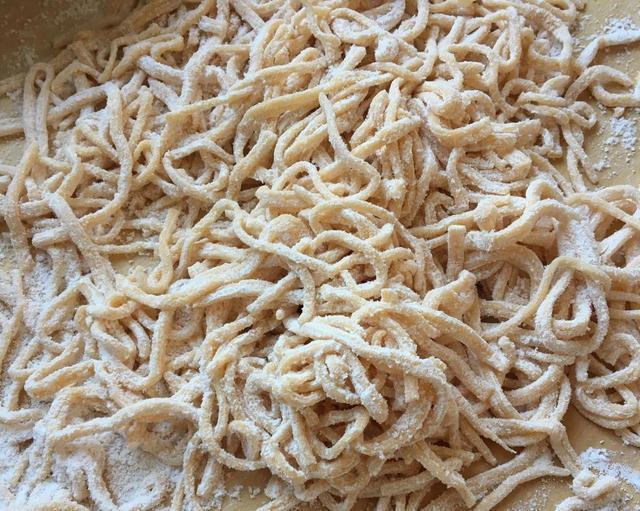 教你自制沙琪玛，按照这方法和配方做保证成功，香甜松软有嚼劲