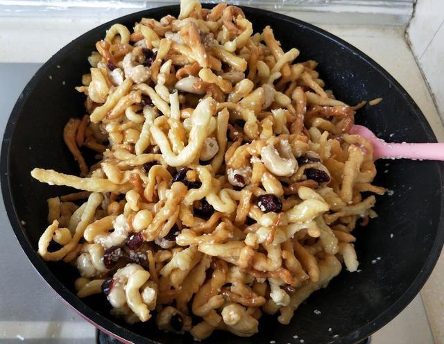 教你自制沙琪玛，按照这方法和配方做保证成功，香甜松软有嚼劲