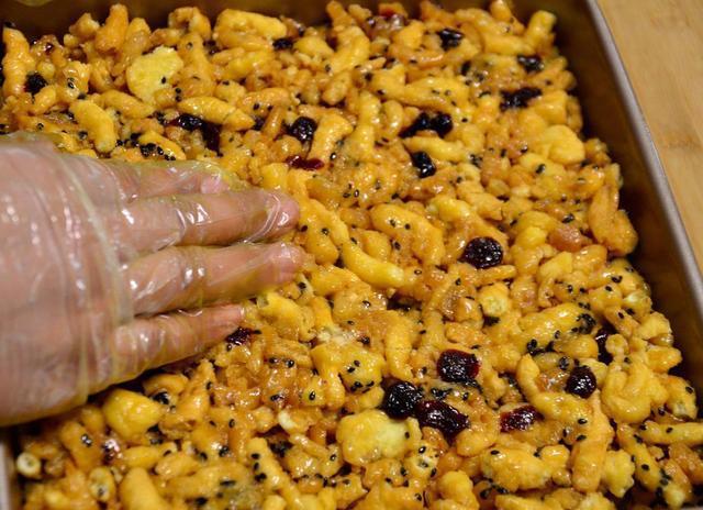 教你自制沙琪玛，按照这方法和配方做保证成功，香甜松软有嚼劲