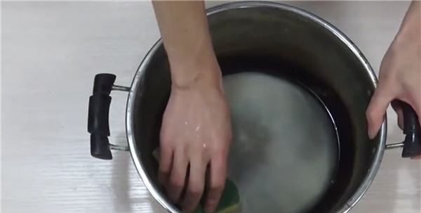 锅烧干了能直接加水,锅里的水烧干了怎么办还能用吗图4