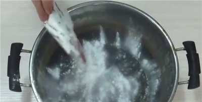 ​锅烧干了能直接加水,锅里的水烧干了怎么办还能用吗