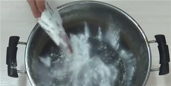 锅烧干了能直接加水,锅里的水烧干了怎么办还能用吗图1