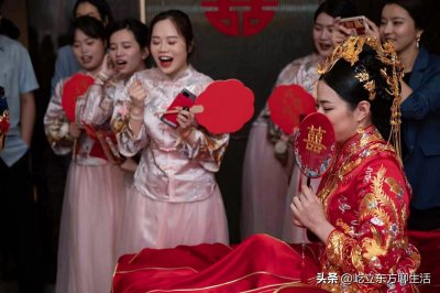 ​纪实：女子做伴娘，被男子婚车内骚扰，手伸进去了称：熟人不追究