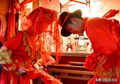 ​闹洞房这种不受谴责的性骚扰自古就有，如今依旧盛行