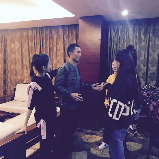 真正男子汉王威的生活照曝光 暖男班长阳光帅气 笑容迷人