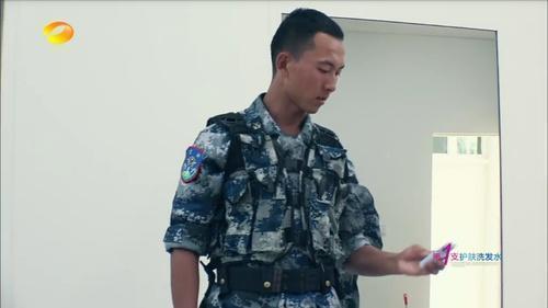 真正男子汉王威的生活照曝光 暖男班长阳光帅气 笑容迷人