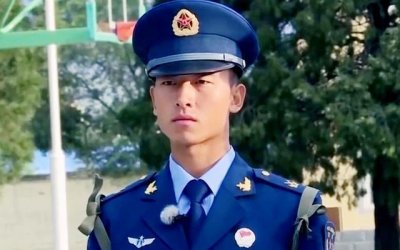 ​真正男子汉王威的生活照曝光 暖男班长阳光帅气 笑容迷人