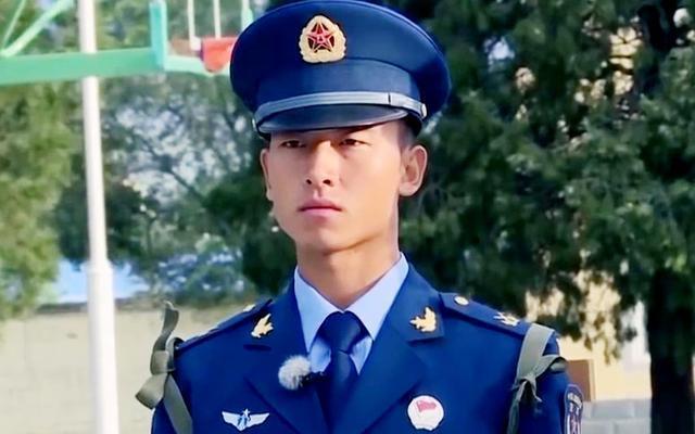 真正男子汉王威的生活照曝光 暖男班长阳光帅气 笑容迷人