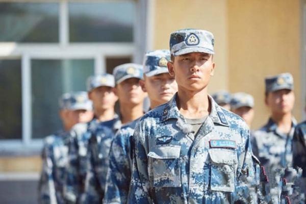 真正男子汉王威的生活照曝光 暖男班长阳光帅气 笑容迷人