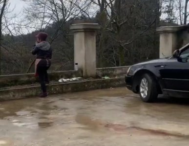 ​贵州三兄弟年后开车带家人离开家乡，母亲不舍背过身偷偷抹泪