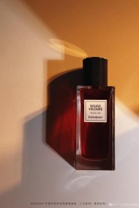 ​YSL高定香·Rouge Velours红丝绒 YSL家非常拿手的甜调香水……