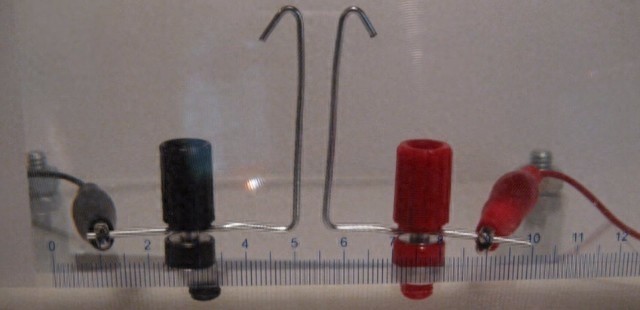 男子用简易的零件做成雅各布天梯，今天终于明白实验中的原理