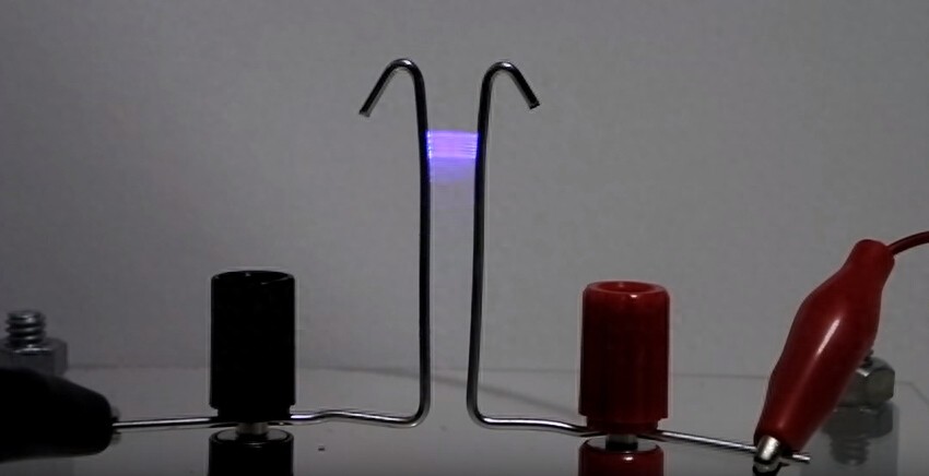 男子用简易的零件做成雅各布天梯，今天终于明白实验中的原理