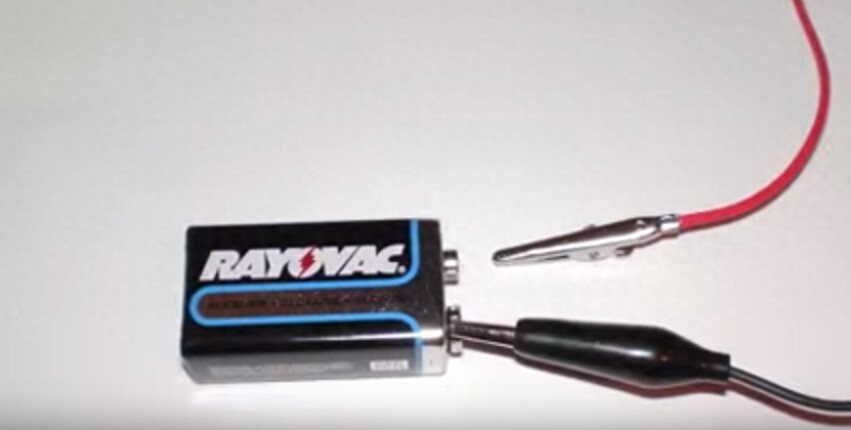 男子用简易的零件做成雅各布天梯，今天终于明白实验中的原理