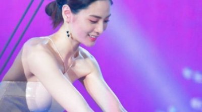 ​世界第一美女！颁奖典礼穿“乳胶”人鱼裙，堪称行走的乳胶娃娃