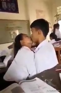 ​柬埔寨小情侣教室内忘我激吻！视频上网后，网友：丢死人了