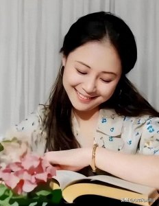 ​琼瑶年轻时原来这么美？柔情似水的古典美人，与林青霞同框也不输