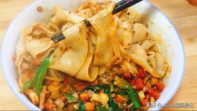 ​家庭版扯面简单易做，面条筋道爽滑不易断，和面很关键