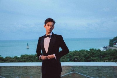 ​李现主动帮李一桐解围，表示她早已是女神，不存在脸盲