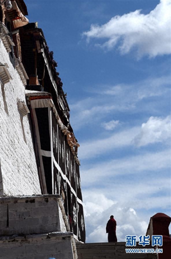 藏传佛教格鲁派祖寺：甘丹寺
