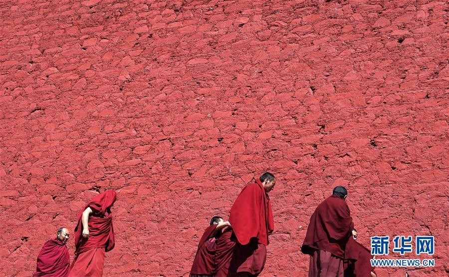 藏传佛教格鲁派祖寺：甘丹寺
