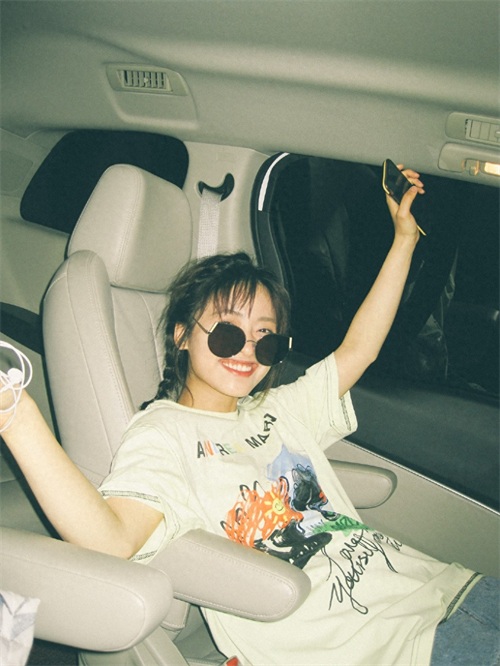 沈月可爱俏皮车内写真图片