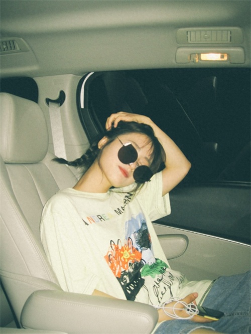 沈月可爱俏皮车内写真图片
