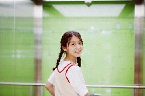 双马尾女孩张籽沐剪短发了，另一种风格，你喜欢长发还是短发的她