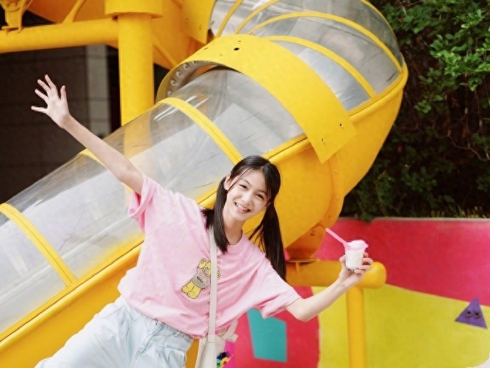 双马尾女孩张籽沐剪短发了，另一种风格，你喜欢长发还是短发的她