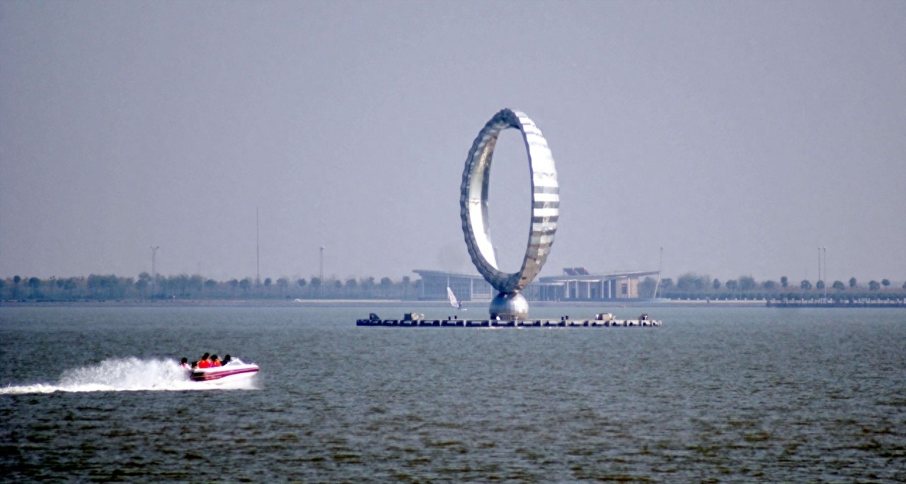 滴水湖位于上海最东南，是上海浦东临港新城主城区的中心人工湖泊