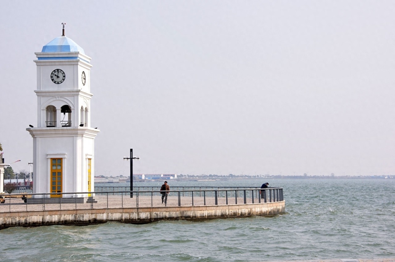 滴水湖位于上海最东南，是上海浦东临港新城主城区的中心人工湖泊